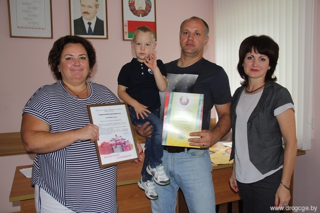 На фото: слева направо: главный врач Е.Е.Михальчук, семья Юшковец: сын Кастусь, папа Егор и мама Ирина.